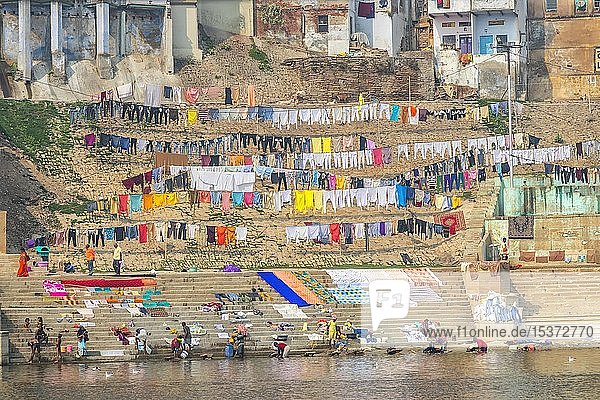 Waschen und Trocknen von Kleidung auf den Stufen des Ghat  Varanasi  Uttar Pradesh  Indien  Asien