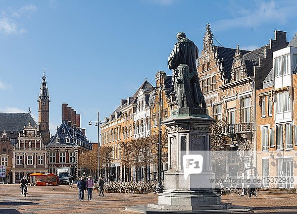 Grote Markt  Marktplatz mit historischen Häusern  Rathaus mit Kirche St. Bavokerk  Haarlem  Provinz Nordholland  Holland  Niederlande