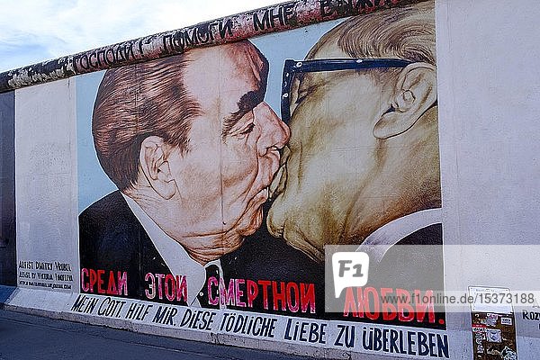 Memorial East Side Gallery  Künstler Dimitrij Vrubel  Bruderkuss zwischen Leonid Breschnew und Erich Honecker  Berlin  Deutschland  Europa