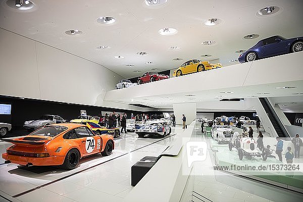Ausstellungsraum mit verschiedenen Porsche Fahrzeugen  Innenansicht  Porsche Museum  Stuttgart  Baden-Württemberg  Deutschland  Europa