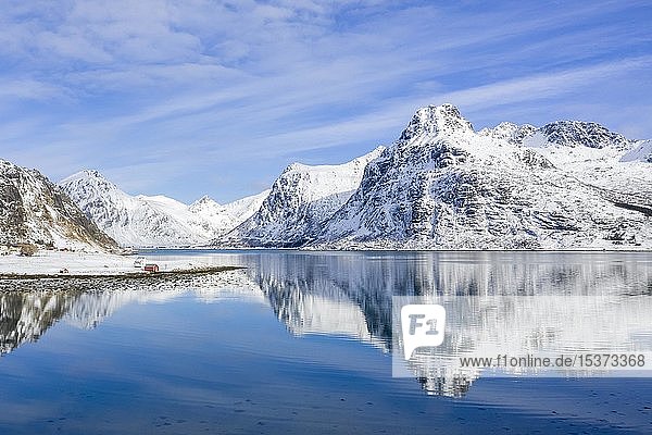 Berge bei Kilan spiegeln sich im Fjord  Haus am Fjord  Flakstadøya  Lofoten  Norwegen  Europa