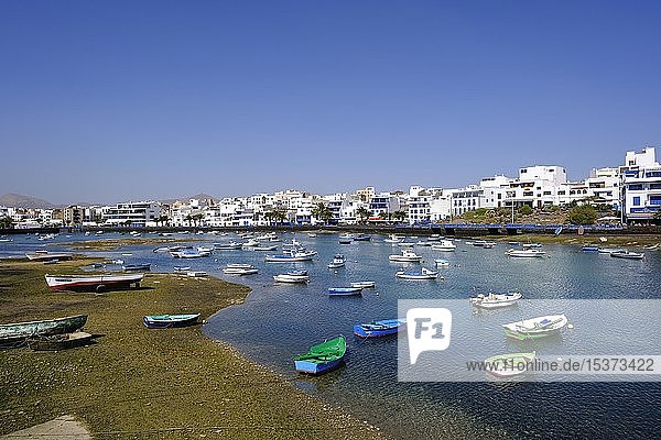 Fischerboote bei Ebbe  Lagune Charco de San Gines  Arrecife  Lanzarote  Kanarische Inseln  Spanien  Europa