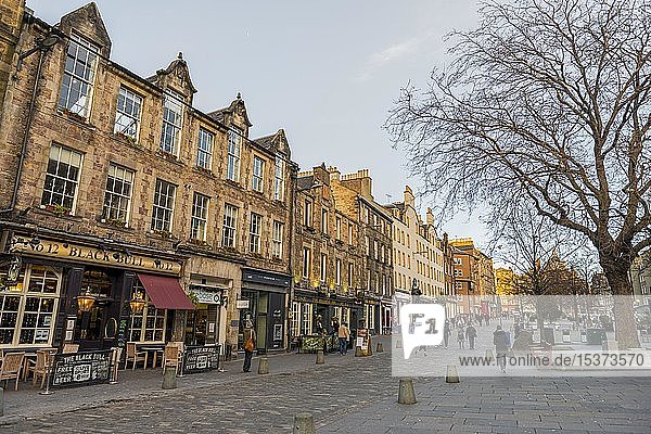 Häuserzeile in der historischen Altstadt  Grassmarket Square  Edinburgh  Schottland  Vereinigtes Königreich  Europa