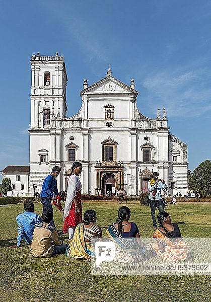 Gruppe von indischen Touristen vor der Kathedrale von Se  Alt-Goa  Indien  Asien