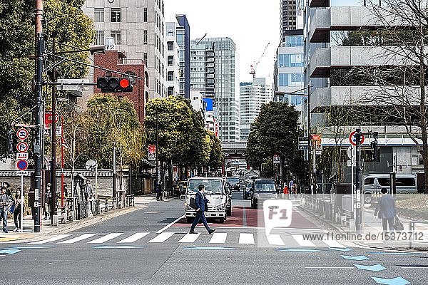 Straßenszene  Fußgänger auf Zebrastreifen  Wolkenkratzer in der Innenstadt  Stadtzentrum  Tokio  Japan  Asien