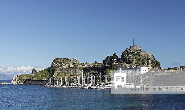 Alte venezianische Festung und Mandraki-Hafen  Korfu-Stadt  Insel Korfu  Ionische Inseln  Griechenland  Europa