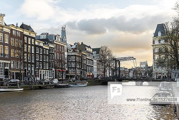 Historische Häuser an der Gracht Kloveniersburgwal im Abendlicht  Amsterdam  Nordholland  Niederlande