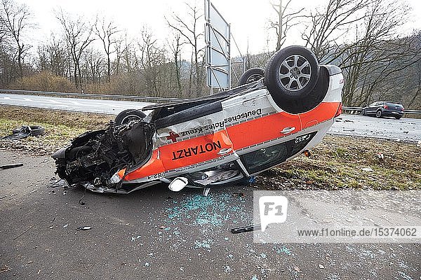 Notarzt-Einsatzfahrzeug hat sich bei Zusammenstoß mit PKW überschlagen Unfall auf der B414 Rheinland-Pfalz Deutschland Europa