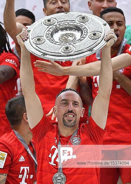 Franck Ribery FC Bayern München Jubel mit Meisterschale Trophäe Meisterfeier 2019 FC Bayern München ist zum 29. Mal Deutscher Meister der Bundesliga Allianz-Arena München Bayern Deutschland Europa