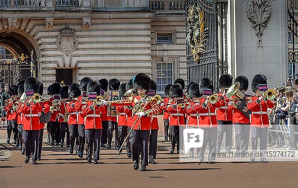 Brass band of the guards  Changing of the guards  Buckingham Palace  London  England  Great Britain