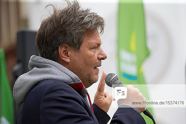 The politician Robert Habeck  federal chairman of BÜNDNIS 90/DIE GRÜNEN  speaks at an election campaign appearance on Jesuitenplatz in Koblenz  Germany  Europe