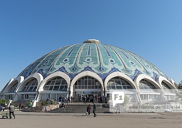 Gebäude mit grüner Kuppel auf dem Chorsu-Basar  Taschkent  Usbekistan  Asien