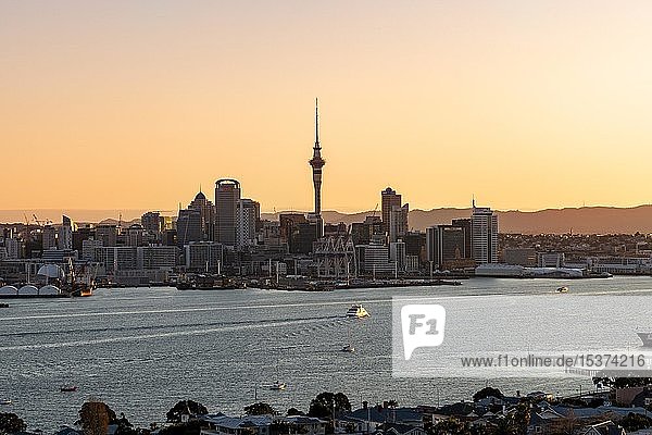 Skyline von Auckland bei Sonnenuntergang Waitemata Hafen Sky Tower Central Business District Auckland Nordinsel Neuseeland Ozeanien