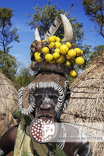 Frau mit großem Lippenteller und Kopfschmuck Volksstamm der Mursi Mago Nationalpark Region der südlichen Nationen Nationalitäten und Völker Äthiopien Afrika