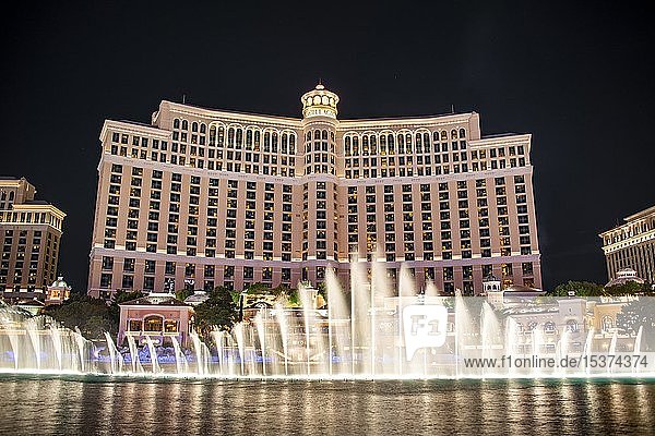 Lichtspiel und Wasserfontänen Springbrunnen vor dem Bellagio Hotel Nachtaufnahme Luxushotel Las Vegas Strip Las Vegas Boulevard Las Vegas Nevada USA Nordamerika