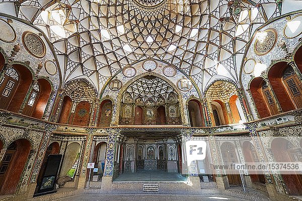 Borujerdi-Haus  Innenraum mit Hauptkuppel  Borujerdi-Haus  Kashan  Provinz Isfahan  Iran  Asien
