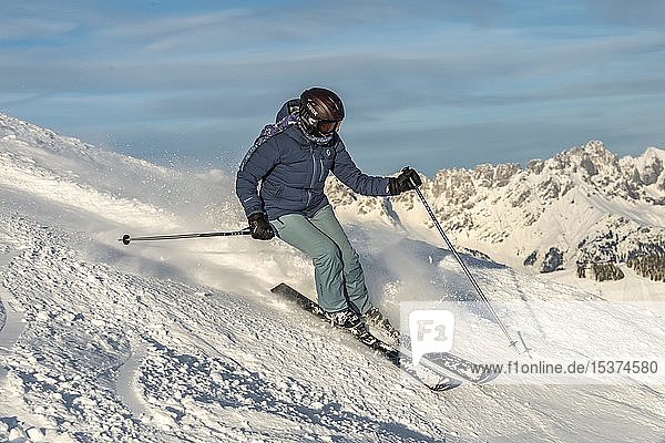 Skifahrerin  Piste Hohe Salve  SkiWelt Wilder Kaiser Brixenthal  Hochbrixen  Tirol  Österreich  Europa