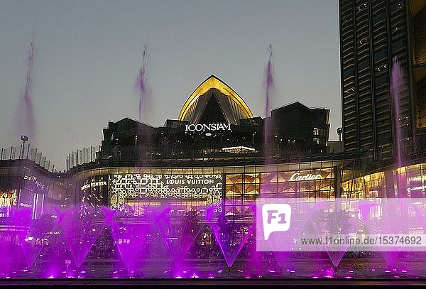 Wasserspiele mit bunten Springbrunnen vor dem IconSiam-Einkaufszentrum  Khlong San District  Thonburi  Bangkok  Thailand  Asien