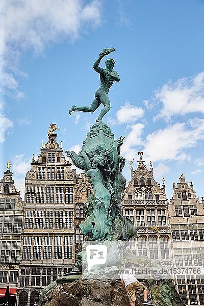 Brabobrunnen mit Brunnenfigur auf dem Grote Markt in Antwerpen Belgien Europa