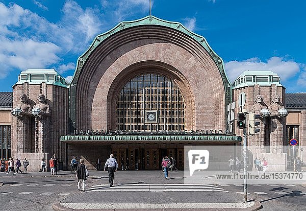 Fackelträger  Statuen von Emil Wikström  Eingang Hauptbahnhof  Helsinki  Finnland  Europa