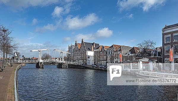 Zugbrücke Gravestenenbrug über den Fluss Binnen Spaarne  historische Häuser  Haarlem  Provinz Nordholland  Holland