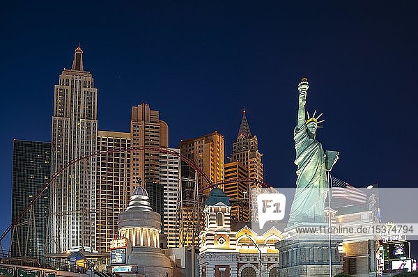 New York New York Hotel und Casino bei Nacht Las Vegas Strip Las Vegas Nevada USA Nordamerika