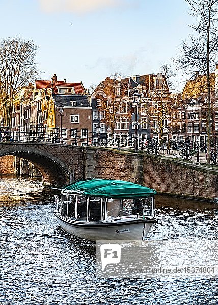 Boot auf Gracht mit Brücke  Keizersgracht und Leidsegracht  Gracht mit historischen Häusern  Amsterdam  Nordholland  Niederlande
