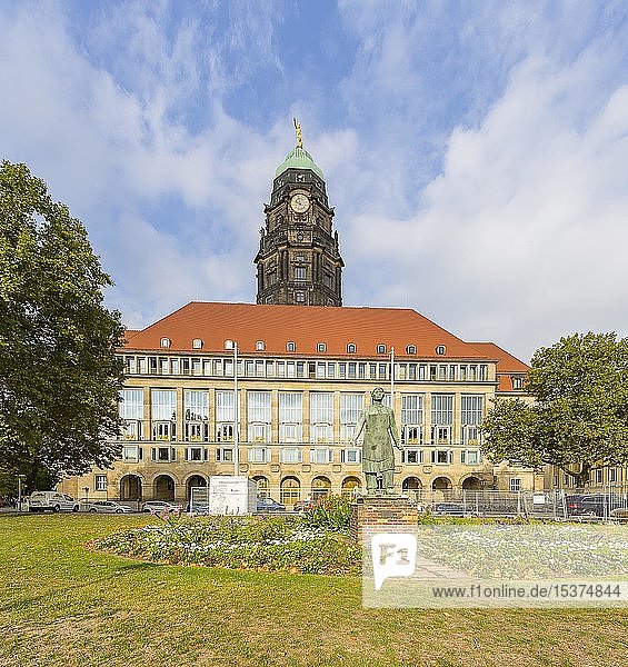 Rathaus mit Rathausturm  vor der Trümmerfrau  Dresden  Sachsen  Deutschland  Europa
