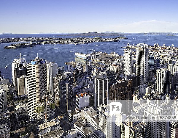 Ausblick von der Aussichtsplattform des Sky Tower Skyline mit Hochhäusern und Hafen Central Business District Auckland Nordinsel Neuseeland Ozeanien