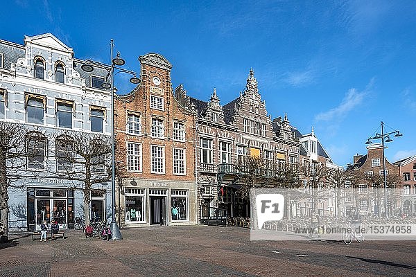 Historische Häuser am Grote Markt  Marktplatz in der Altstadt  Haarlem  Provinz Nordholland  Holland  Niederlande