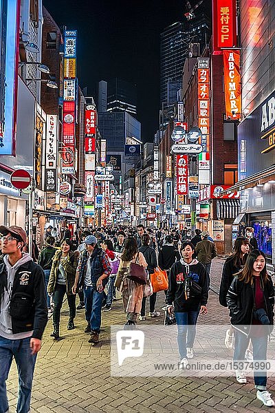 Sehr belebte Fußgängerzone mit vielen Einkaufszentren und Geschäften  nachts mit viel Leuchtreklame beleuchtet  Shibuya  Udagawacho  Tokio  Japan  Asien