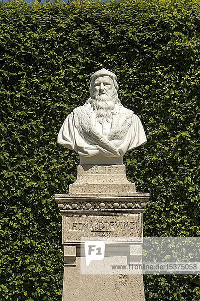 Leonardo-da-Vinci-Statue im Garten des Chateau d'Amboise Loiretal Departement Indre-et-Loire Centre-Val de Loire Frankreich Europa