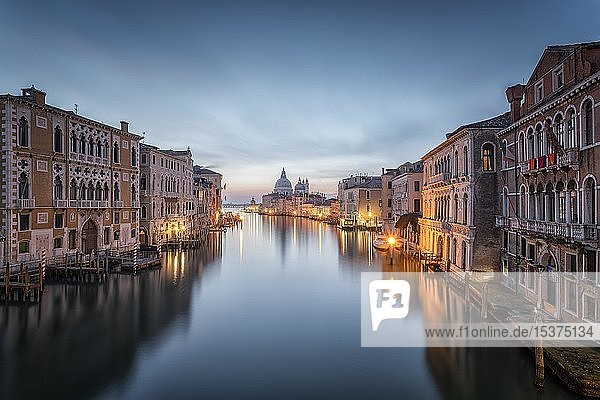 Sonnenaufgang am Canal Grande von der Ponte dell' Accademia  Venedig  Italien  Europa