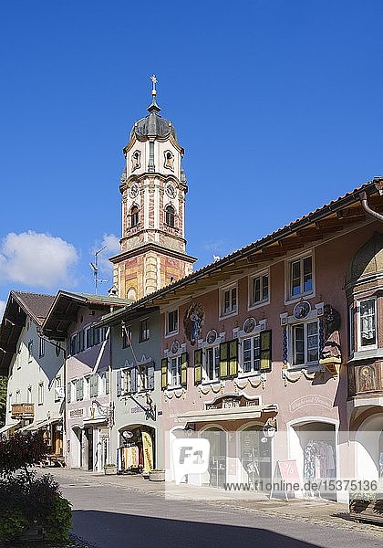 Historische Häuser im Ortskern mit Kirche St. Peter und Paul  Mittenwald  Werdenfelser Land  Oberbayern  Bayern  Deutschland  Europa
