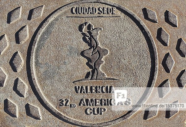 Kanaldeckel mit Inschrift, Valencia, Austragungsort des 32. America's Cup, Segelwettkampf im Jahr 2007, Valencia, Spanien, Europa