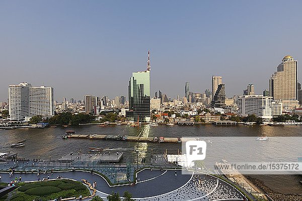 Panoramablick vom Icon Siam  Skyline mit CAT-Gebäude  Schlepper mit Kähnen auf dem Mae Nam Chao Phraya  Bang Rak Bezirk und Khlong San Bezirk in Thonburi  Bangkok  Thailand  Asien