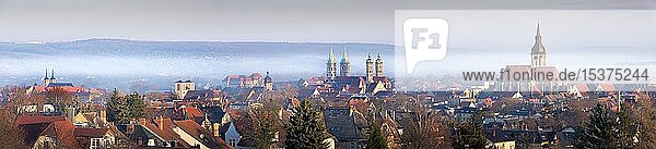 Panorama von Naumburg mit Dom und Wenzelskirche  Morgennebel  Naumburg  Sachsen-Anhalt  Deutschland  Europa