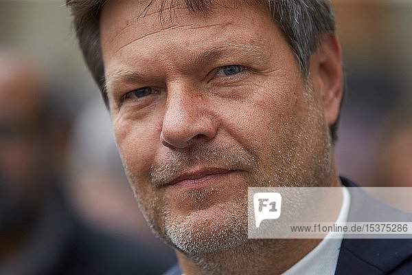 Der Politiker Robert Habeck Bundesvorsitzender von BÜNDNIS 90/DIE GRÜNEN spricht bei einem Wahlkampfauftritt auf dem Jesuitenplatz in Koblenz Deutschland Europa