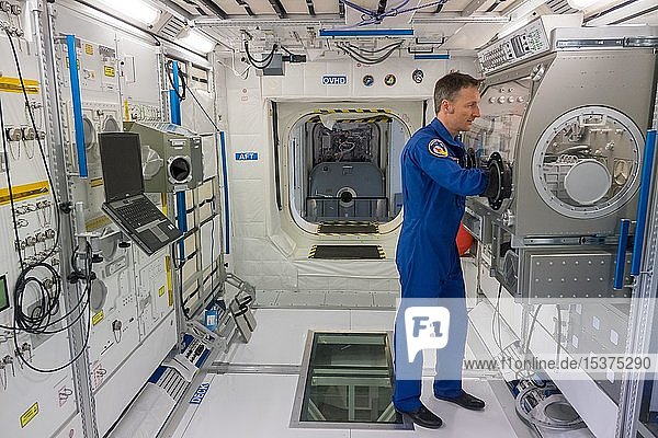Matthias Maurer  Astronaut  im SpaceShip EAC  Ausbildungszentrum für Astronauten  Köln  Deutschland  Europa