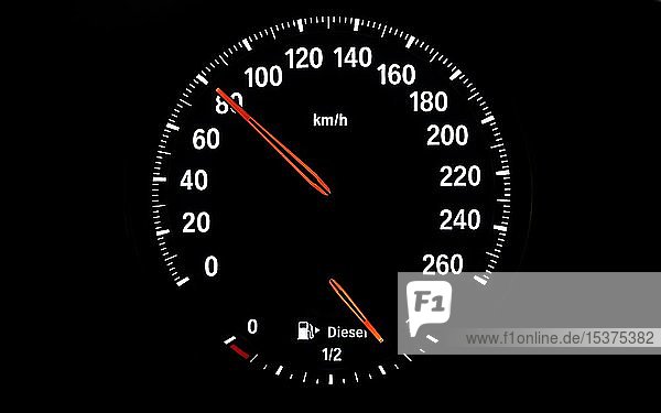 Tachometer mit Kraftstoffanzeige für Diesel Geschwindigkeit 80 km/h Symbolbild Gefahr durch überhöhte Geschwindigkeit zu schnelles Fahren Deutschland Europa