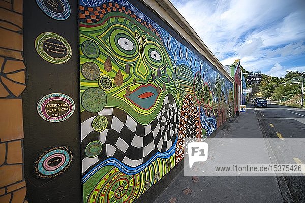 Außenfassade eines Hauses in Kawakawa inspiriert vom Künstler und Architekten Friedensreich Hundertwasser Kawakawa Nordinsel Neuseeland Ozeanien