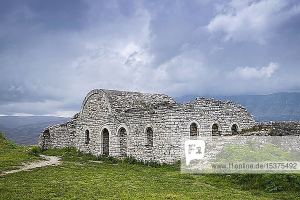 Ruine eines Gebäudes in der Burg von Berat  Burg Kalaja  Albanien  Europa