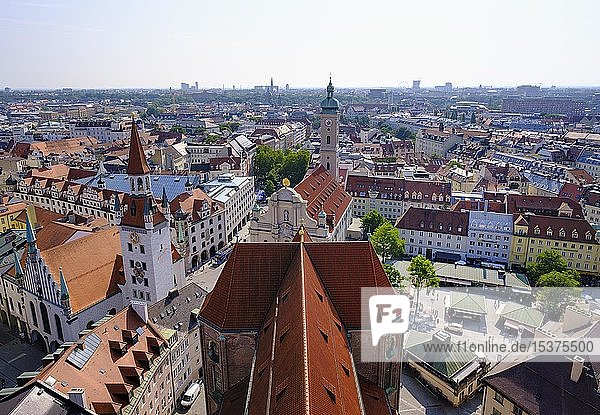 Blick auf die Altstadt  Dach der Peterskirche  Altes Rathaus und Heiliggeistkirche  München  Oberbayern  Bayern  Deutschland  Europa