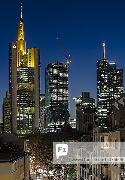 Skyline in der Abenddämmerung  Blick auf Comerzbank Tower  Main Tower und den neuen Bjarke Ingels-Wolkenkratzer  Innenstadt  Frankfurt am Main  Hessen  Deutschland  Europa
