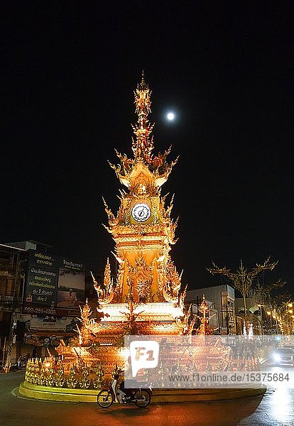 Uhrenturm orange beleuchtet in der Nacht  Wiang Muang  Chiang Rai  Nordthailand  Thailand  Asien