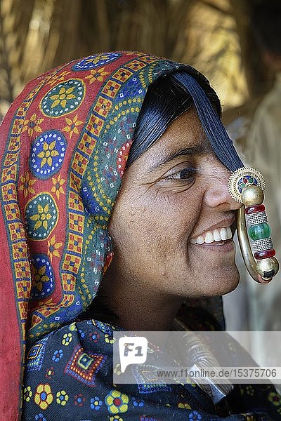 Dhaneta Jat-Frau  die den goldenen Nasenring Nathli trägt  Madhari-Gruppe  Great Rann of Kutch  Gujarat  Indien  Asien