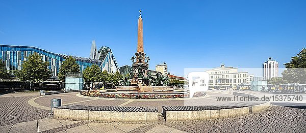 Augustusplatz mit Mende-Brunnen  Rückseite Augusteum und Paulinum der Universität  Krochhochhaus  Oper und Wintergartenhochhaus  Leipzig  Sachsen  Deutschland  Europa