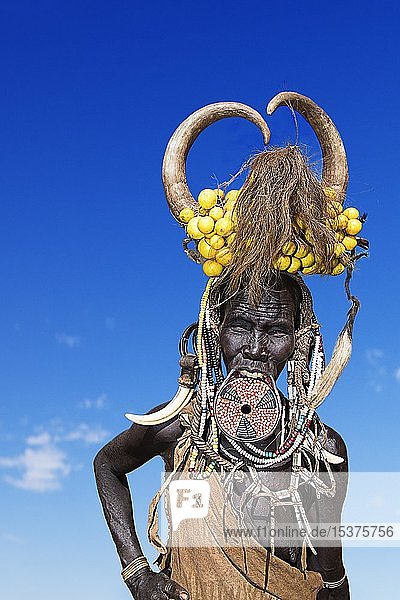 Frau mit großem Lippenteller und Hörnern Volksstamm der Mursi Mago Nationalpark Region der südlichen Nationen Nationalitäten und Völker Äthiopien Afrika