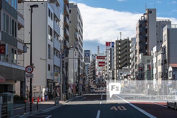Straße mit Hochhäusern Asakusa Tokio Japan Asien