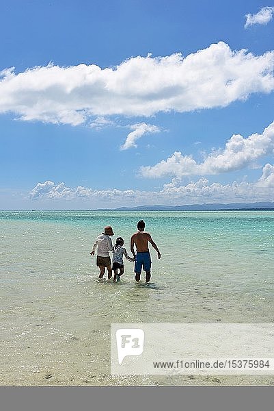Familie im Wasser  Strand Kondoi  Insel Taketomi  Präfektur Okinawa  Japan  Asien